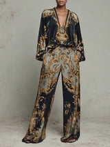Oberteil im Barockstil mit verziertem Blumenmuster und weit geschnittene Hose