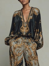 Oberteil im Barockstil mit verziertem Blumenmuster und weit geschnittene Hose