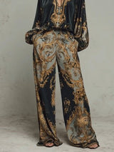 Oberteil im Barockstil mit verziertem Blumenmuster und weit geschnittene Hose