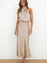 dresses : Brielle – Robe Midi Élégante en Satin à Col Montant in Kaki van Seroa