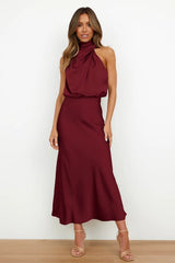 dresses : Brielle – Robe Midi Élégante en Satin à Col Montant in Rouge van Seroa
