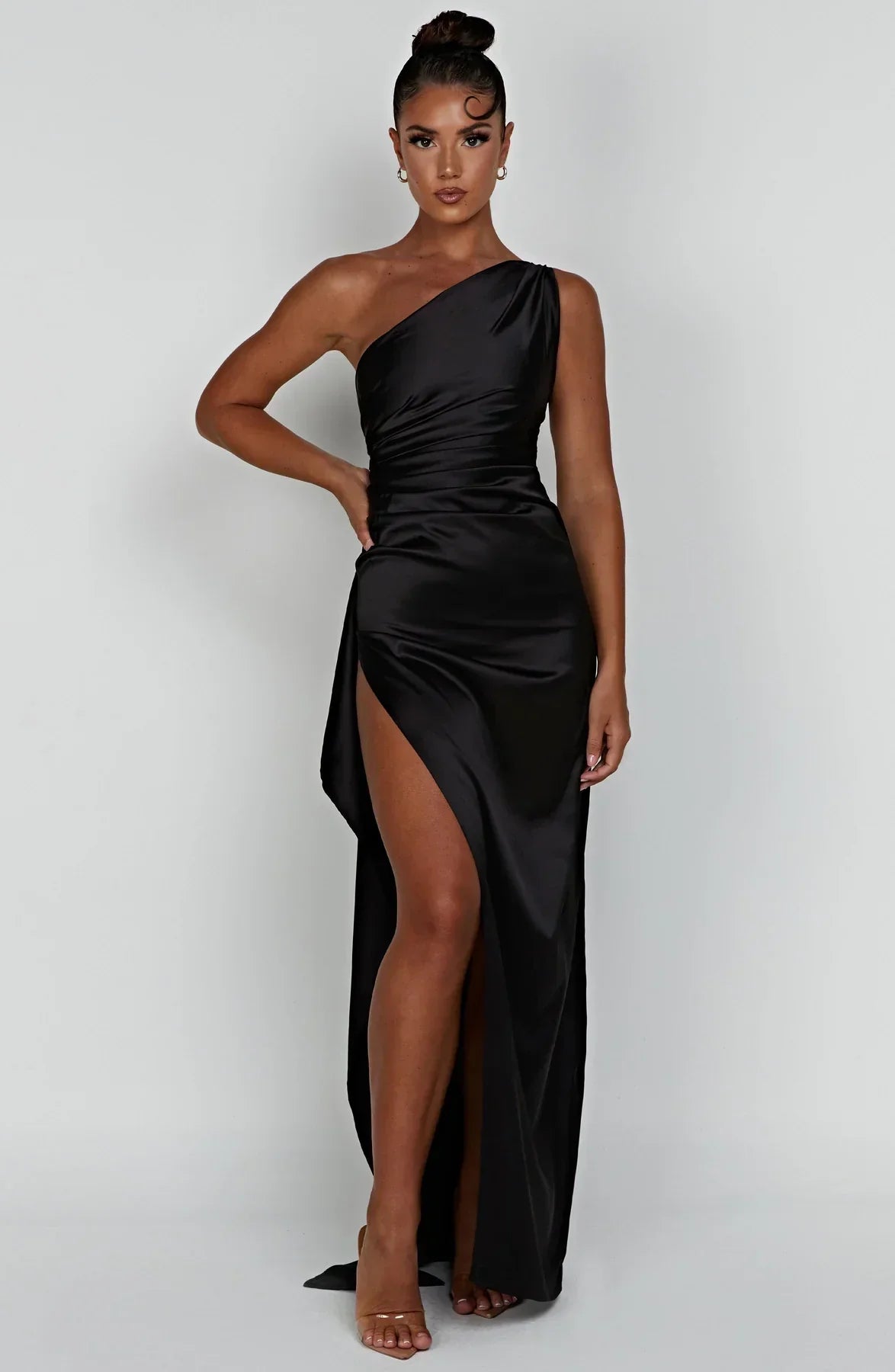 dresses : Valeria – Robe de soirée élégante en satin, asymétrique avec fente haute in van Seroa