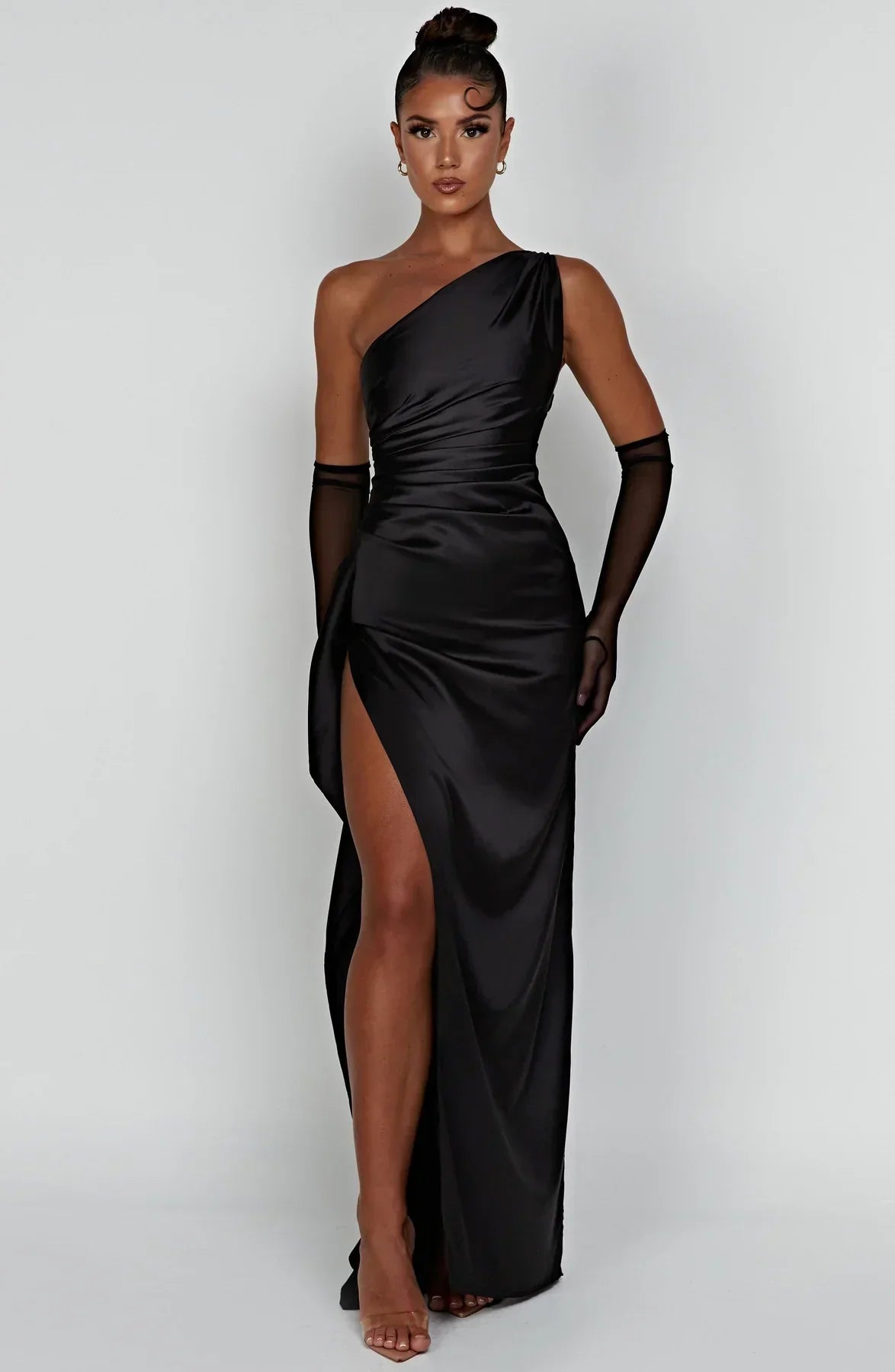 dresses : Valeria – Robe de soirée élégante en satin, asymétrique avec fente haute in Noir van Seroa