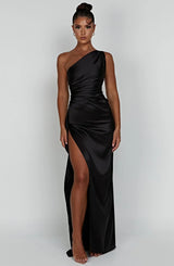 dresses : Valeria – Robe de soirée élégante en satin, asymétrique avec fente haute in van Seroa