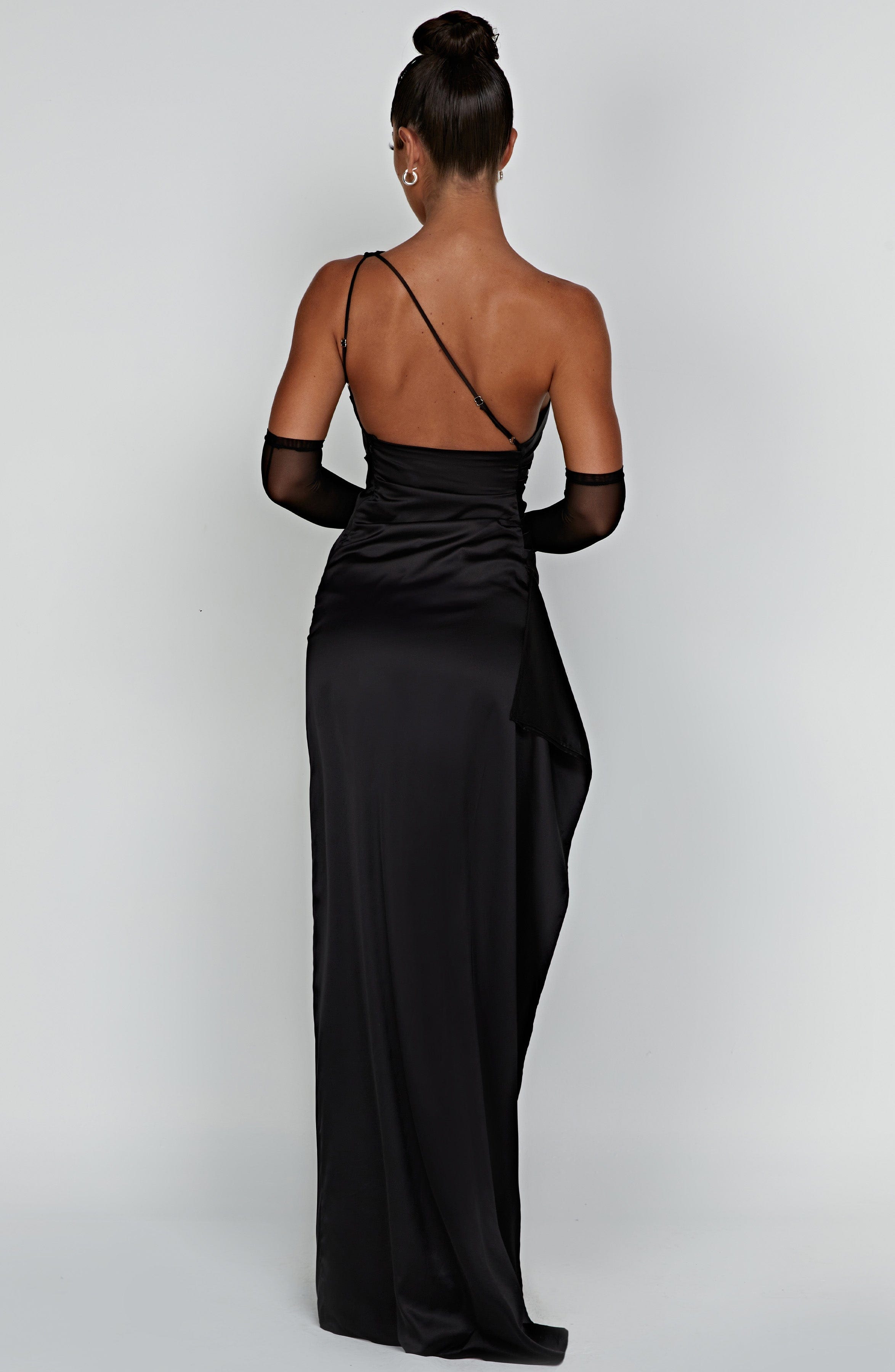 dresses : Isolde – Robe de Soirée Élégante en Satin, Asymétrique avec Fente Haute in van Seroa