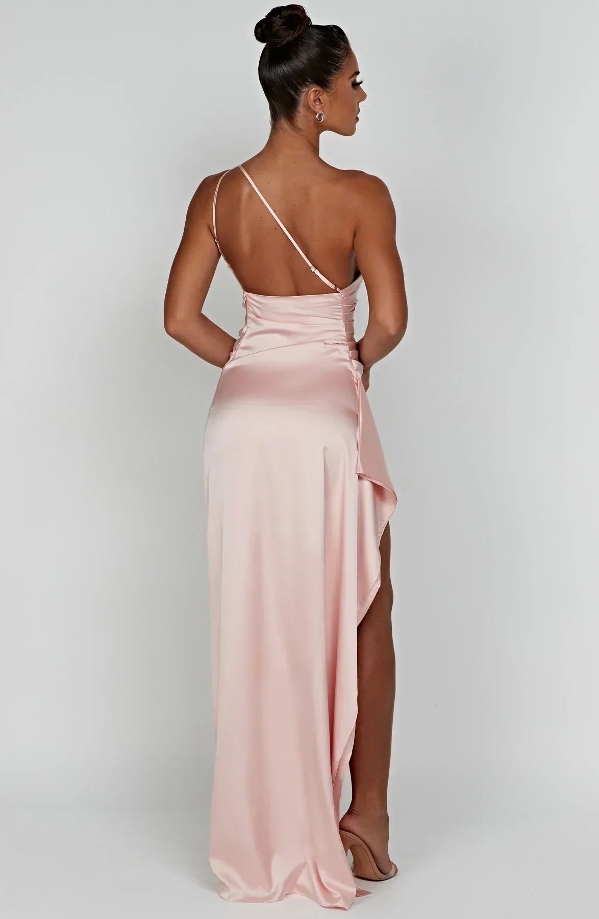 dresses : Valeria – Robe de soirée élégante en satin, asymétrique avec fente haute in van Seroa