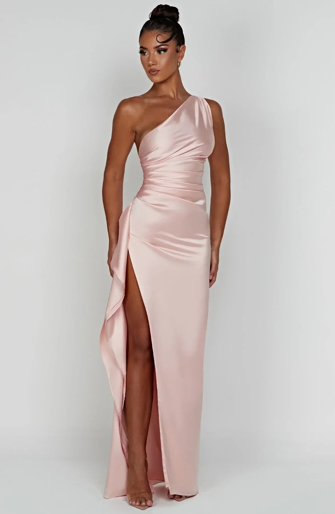 dresses : Valeria – Robe de soirée élégante en satin, asymétrique avec fente haute in van Seroa