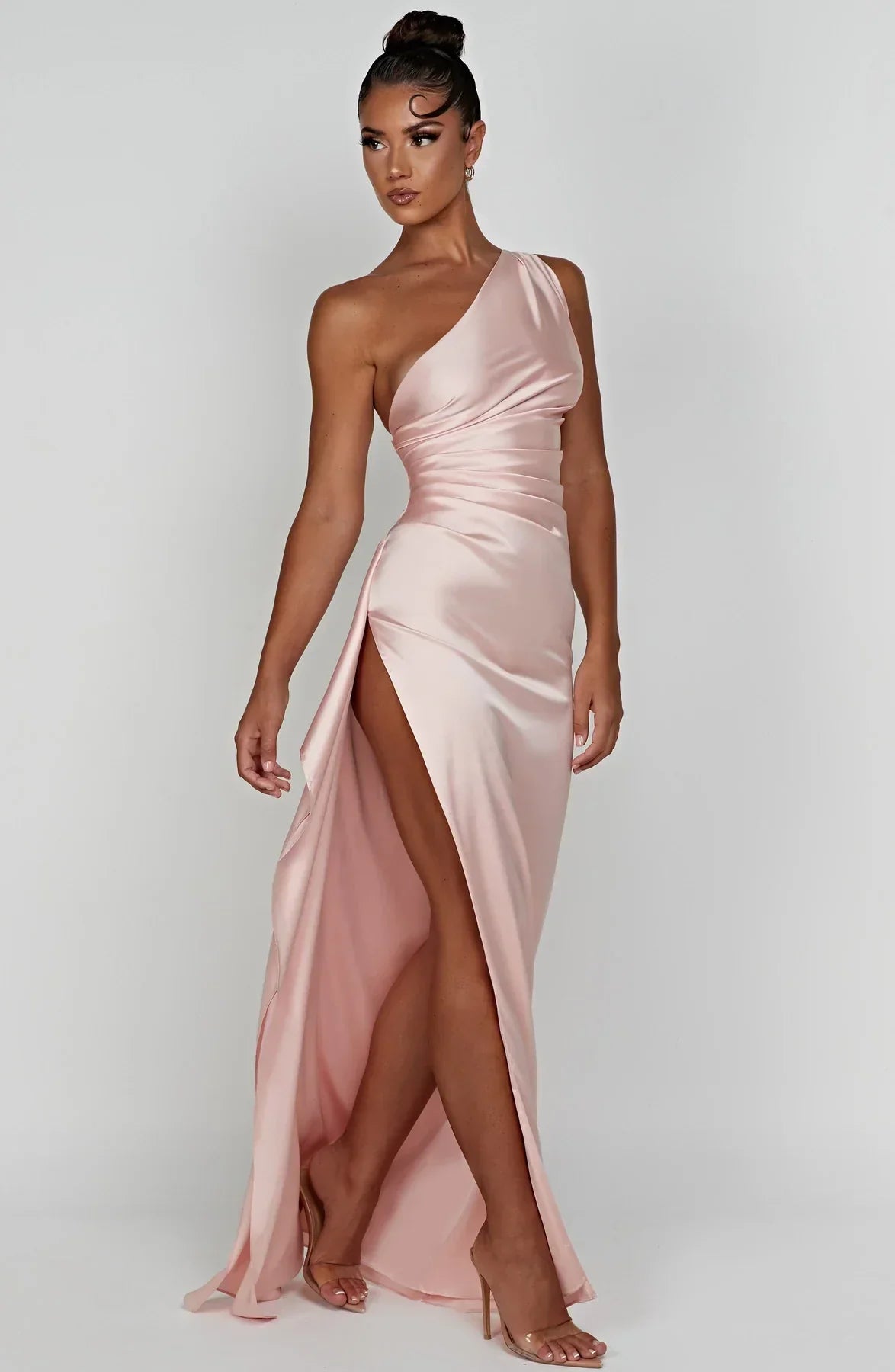 dresses : Valeria – Robe de soirée élégante en satin, asymétrique avec fente haute in van Seroa