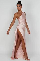 dresses : Valeria – Robe de soirée élégante en satin, asymétrique avec fente haute in van Seroa