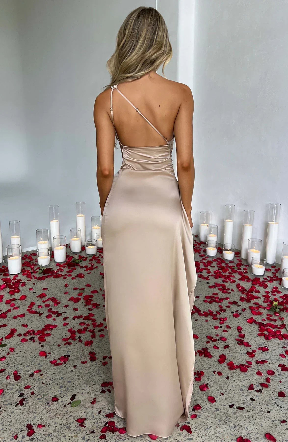 dresses : Valeria – Robe de soirée élégante en satin, asymétrique avec fente haute in van Seroa