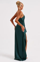 dresses : Valeria – Robe de soirée élégante en satin, asymétrique avec fente haute in van Seroa
