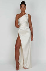 dresses : Valeria – Robe de soirée élégante en satin, asymétrique avec fente haute in van Seroa