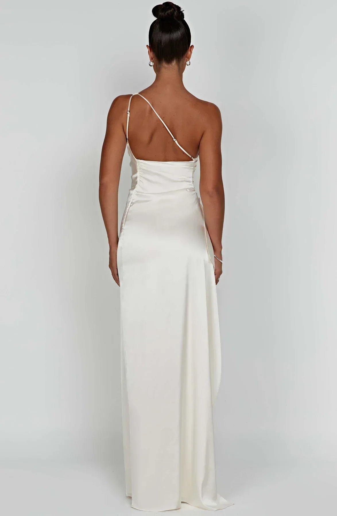 dresses : Valeria – Robe de soirée élégante en satin, asymétrique avec fente haute in van Seroa