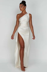 dresses : Valeria – Robe de soirée élégante en satin, asymétrique avec fente haute in Blanc van Seroa