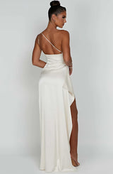 dresses : Valeria – Robe de soirée élégante en satin, asymétrique avec fente haute in van Seroa