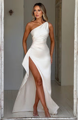 dresses : Isolde – Robe de Soirée Élégante en Satin, Asymétrique avec Fente Haute in van Seroa
