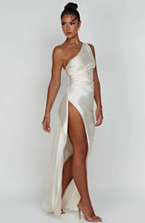 dresses : Valeria – Robe de soirée élégante en satin, asymétrique avec fente haute in van Seroa