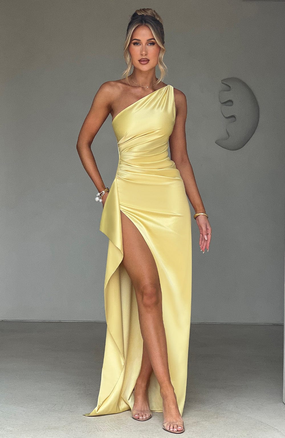 dresses : Isolde – Robe de Soirée Élégante en Satin, Asymétrique avec Fente Haute in Jaune van Seroa