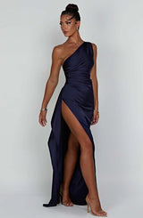 dresses : Valeria – Robe de soirée élégante en satin, asymétrique avec fente haute in van Seroa