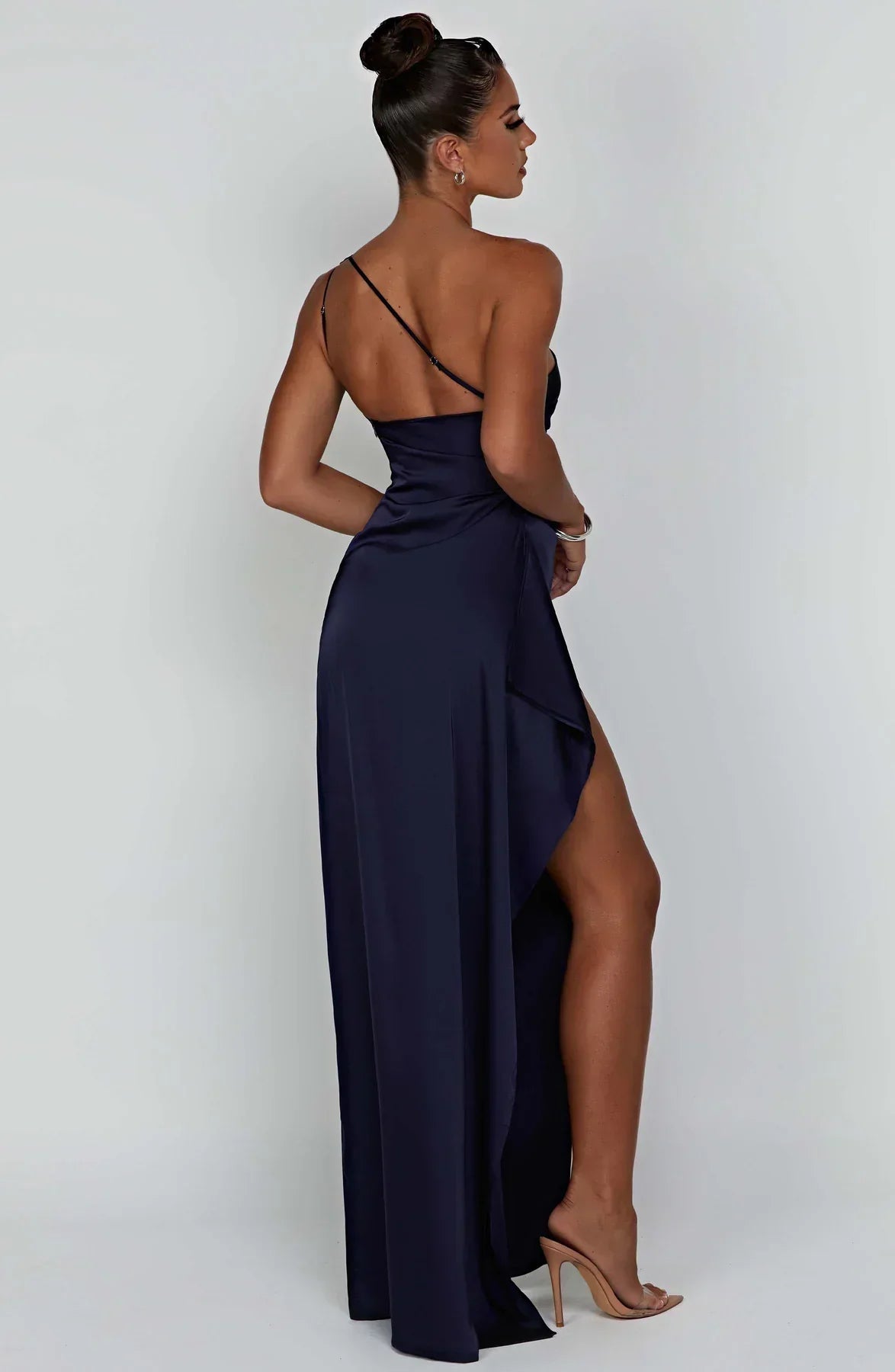 dresses : Valeria – Robe de soirée élégante en satin, asymétrique avec fente haute in van Seroa