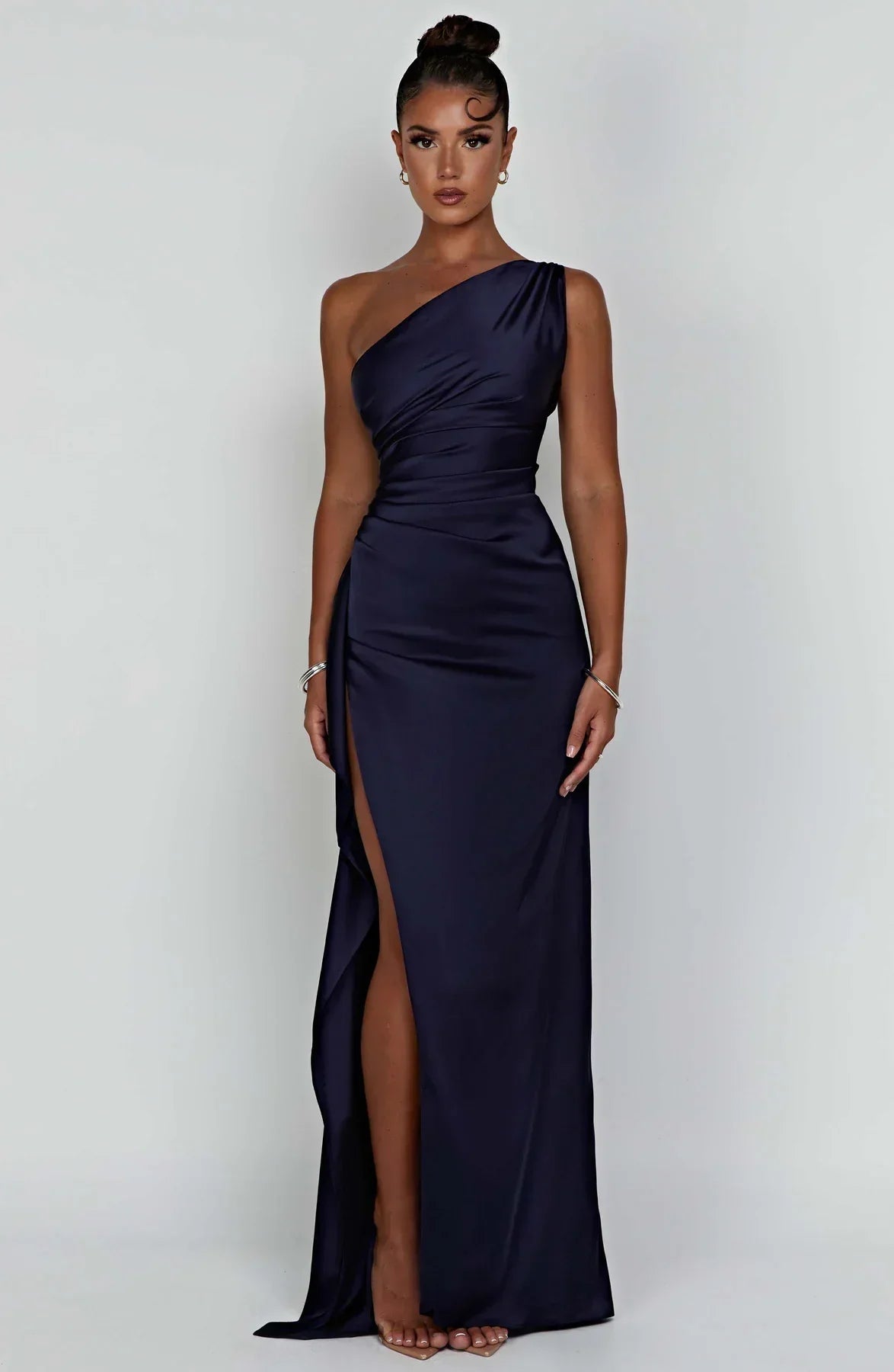 dresses : Valeria – Robe de soirée élégante en satin, asymétrique avec fente haute in van Seroa