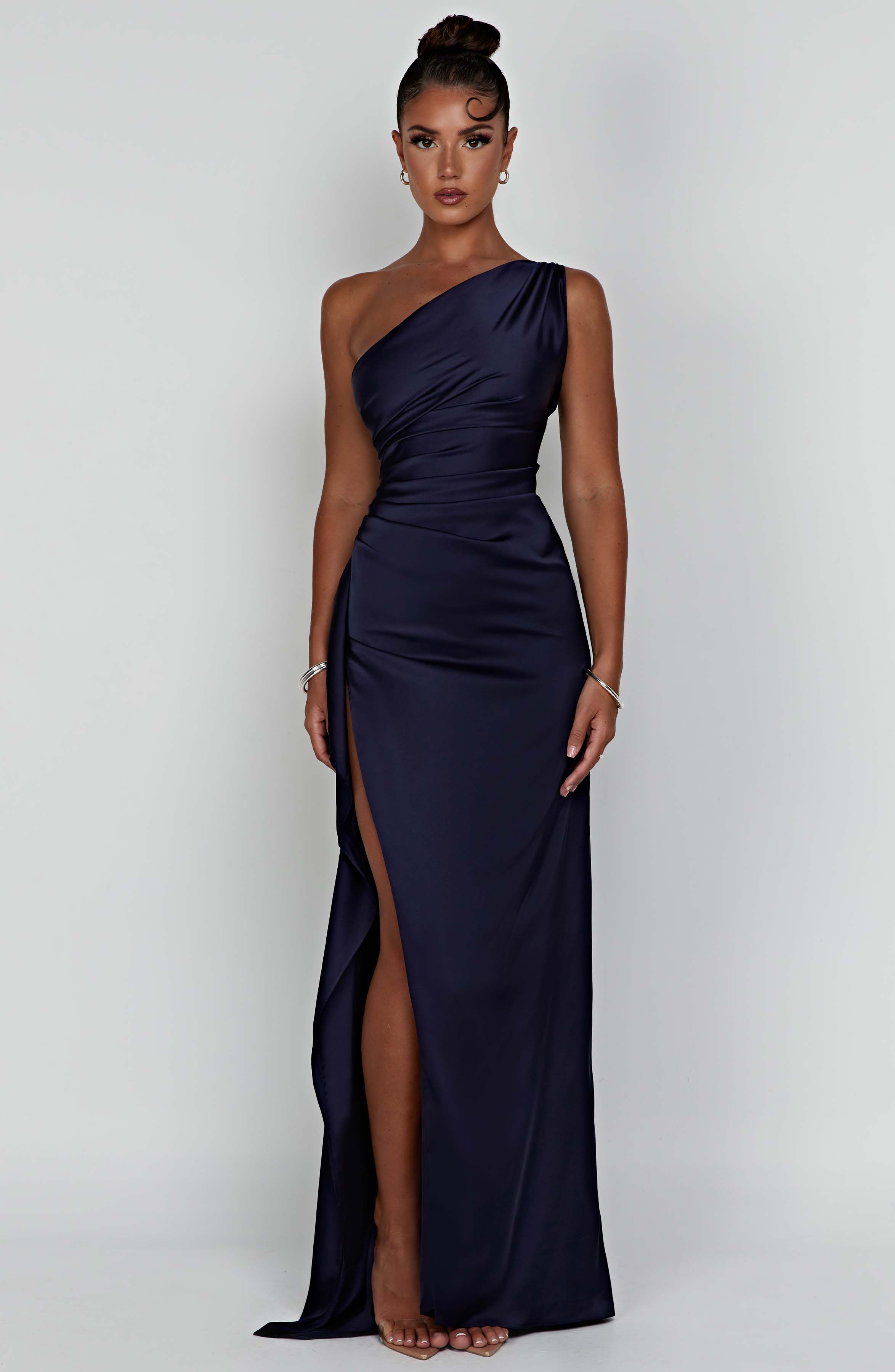 dresses : Isolde – Robe de Soirée Élégante en Satin, Asymétrique avec Fente Haute in van Seroa