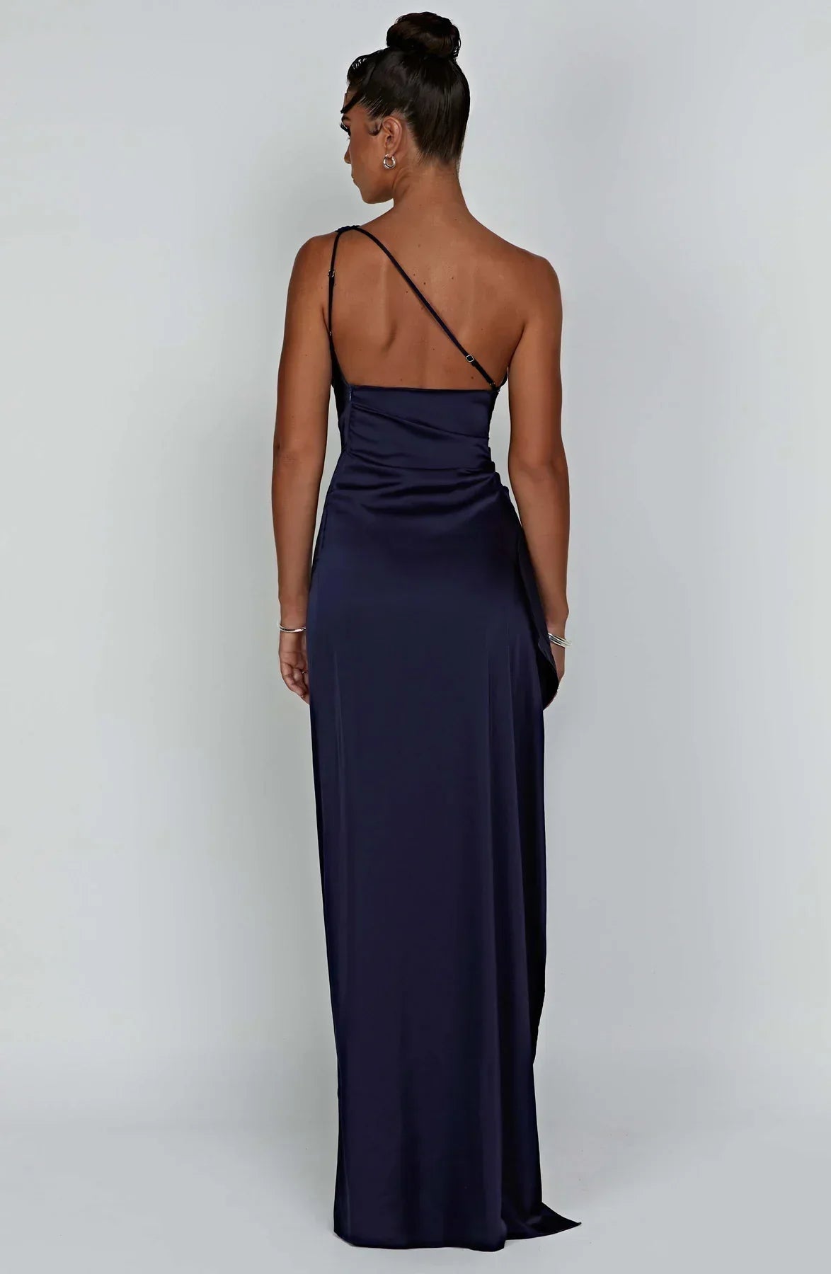 dresses : Valeria – Robe de soirée élégante en satin, asymétrique avec fente haute in van Seroa