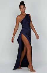 dresses : Valeria – Robe de soirée élégante en satin, asymétrique avec fente haute in van Seroa