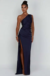 dresses : Valeria – Robe de soirée élégante en satin, asymétrique avec fente haute in Bleu marine van Seroa