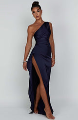 dresses : Isolde – Robe de Soirée Élégante en Satin, Asymétrique avec Fente Haute in Bleu marine van Seroa
