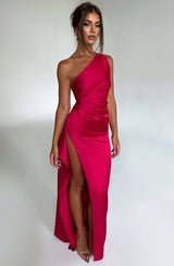 dresses : Valeria – Robe de soirée élégante en satin, asymétrique avec fente haute in Rouge van Seroa