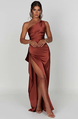 dresses : Valeria – Robe de soirée élégante en satin, asymétrique avec fente haute in van Seroa
