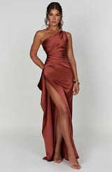 dresses : Valeria – Robe de soirée élégante en satin, asymétrique avec fente haute in van Seroa