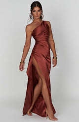 dresses : Isolde – Robe de Soirée Élégante en Satin, Asymétrique avec Fente Haute in van Seroa
