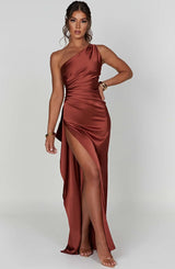 dresses : Valeria – Robe de soirée élégante en satin, asymétrique avec fente haute in van Seroa