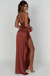 dresses : Valeria – Robe de soirée élégante en satin, asymétrique avec fente haute in van Seroa