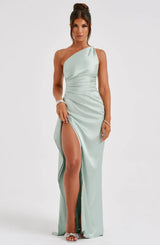 dresses : Valeria – Robe de soirée élégante en satin, asymétrique avec fente haute in van Seroa