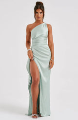 dresses : Valeria – Robe de soirée élégante en satin, asymétrique avec fente haute in van Seroa