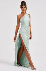 dresses : Valeria – Robe de soirée élégante en satin, asymétrique avec fente haute in van Seroa