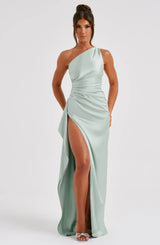dresses : Valeria – Robe de soirée élégante en satin, asymétrique avec fente haute in van Seroa