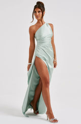 dresses : Valeria – Robe de soirée élégante en satin, asymétrique avec fente haute in van Seroa