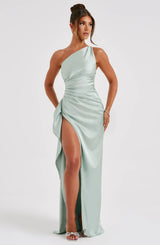 dresses : Valeria – Robe de soirée élégante en satin, asymétrique avec fente haute in van Seroa