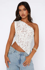 top blouses : Lena - Élégant Crop top Asymétrique en Dentelle avec dos Ouvert in Blanc van Seroa
