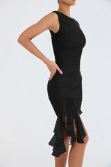 dresses : Willow – Robe de cocktail noire élégante avec volants et coupe asymétrique in van Seroa