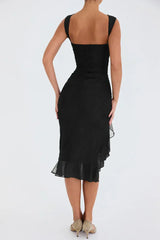 dresses : Willow – Robe de cocktail noire élégante avec volants et coupe asymétrique in van Seroa