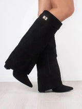 Damenstiefel aus schwarzem Wildleder mit Metallösen – Eleganz & Komfort