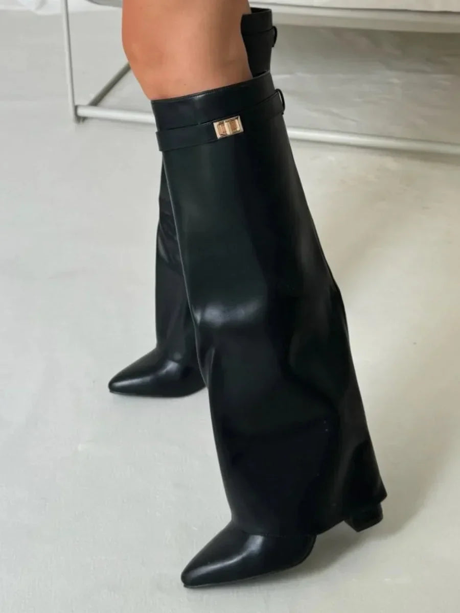 Damskie czarne zamszowe buty z metalowymi klamrami - elegancja i komfort