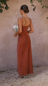 dresses : Annelie – Robe longue élégante en satin avec fente et fines bretelles in van Seroa