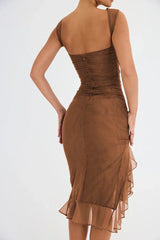 dresses : Willow – Robe de cocktail noire élégante avec volants et coupe asymétrique in van Seroa