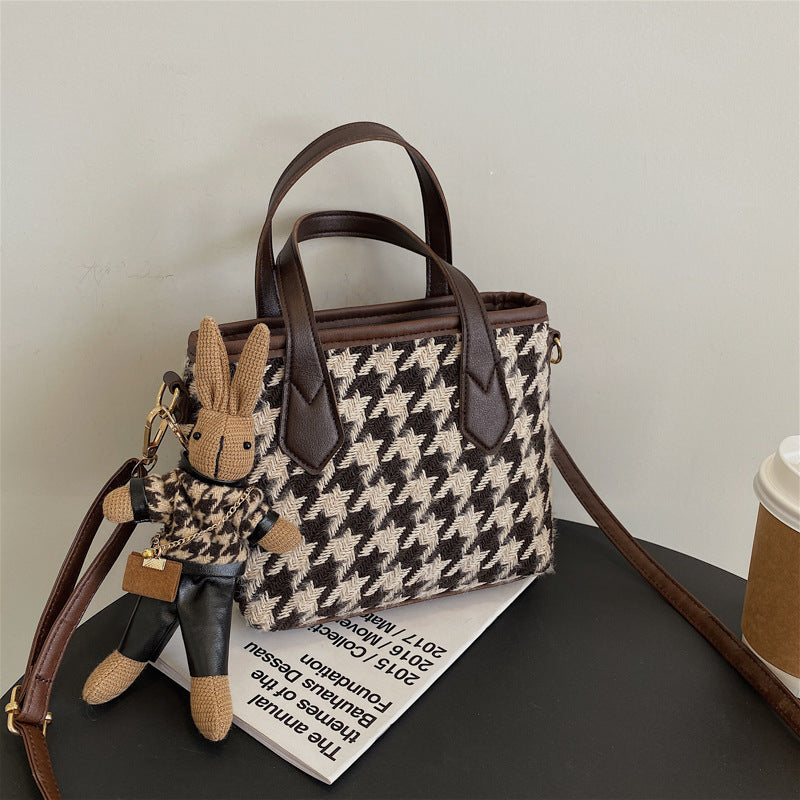 bags : Iris | Sac Bandoulière Femme en Laine Élégant et Pratique in Marron + Pendentif van Seroa
